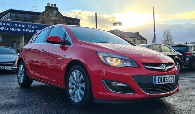 Compare Vauxhall Astra Astra Se DU13OCY Red