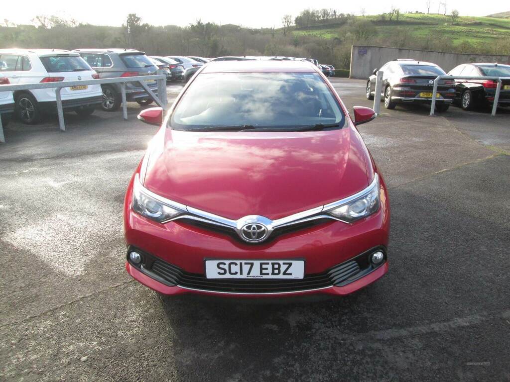 Toyota Auris 1.6 D-4d Icon Red #1