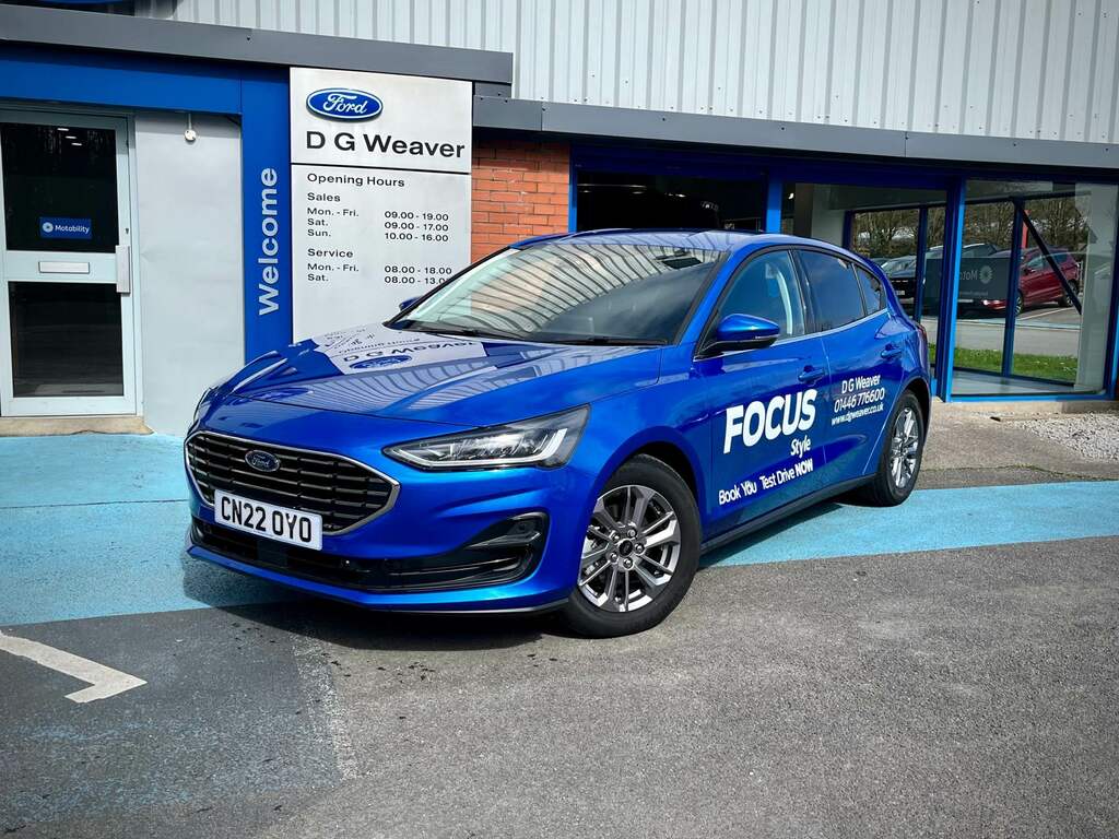 Compare Ford Focus Titanium Style CN22OYO Blue