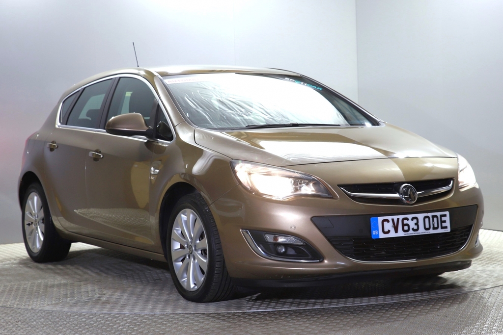 Compare Vauxhall Astra Astra Se CV63ODE Brown