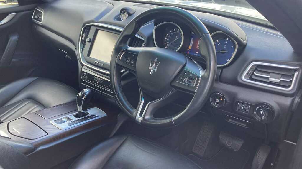 Compare Maserati Ghibli V6d Luxury Pack J18XGM White