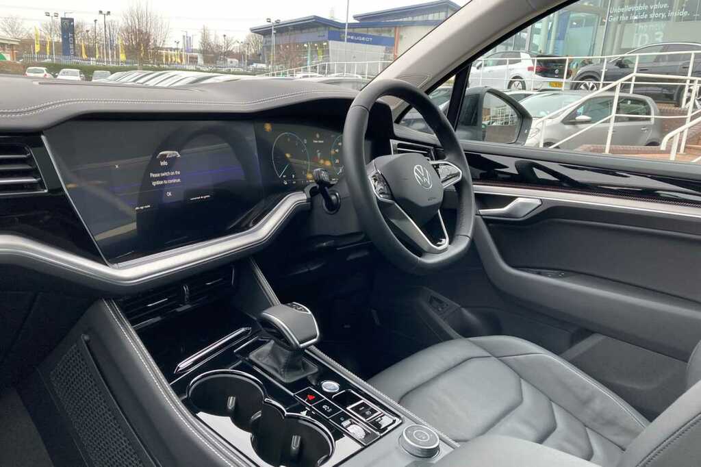 Compare Volkswagen Touareg Elegance 3.0Tsi Ehybrid 381Ps 8-Speed Tiptronic 4M WU73RTZ Black
