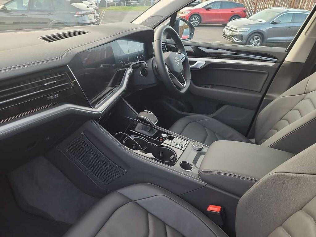 Compare Volkswagen Touareg 3.0 Tsi Ehybrid 4Motion Elegance Tip Hy WJ73MWV Black
