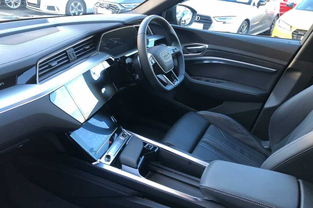 Compare Audi E-tron Black Edition 55 Quattro 300,00 Kw VK73OEG Black
