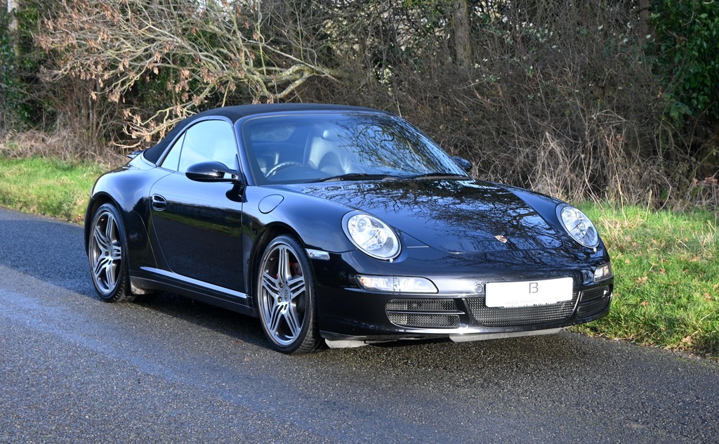 Compare Porsche 911 911 Carrera 4 S VN07HBH Black