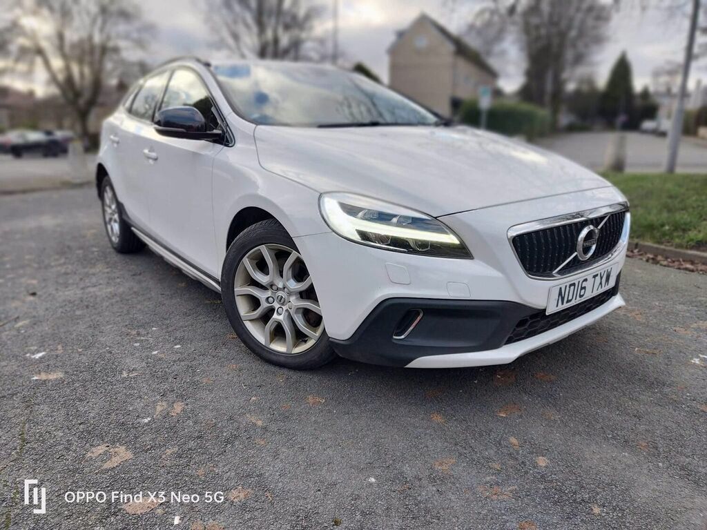 Compare Volvo V40 Cross Country Cross Country ND16TXW White