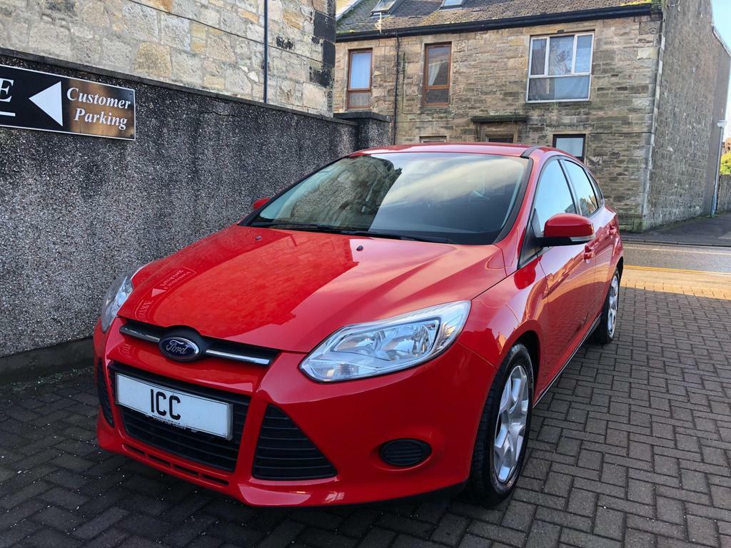 Compare Ford Focus 1.6 Tdci Edge Euro 5 Ss SV63XMO Red