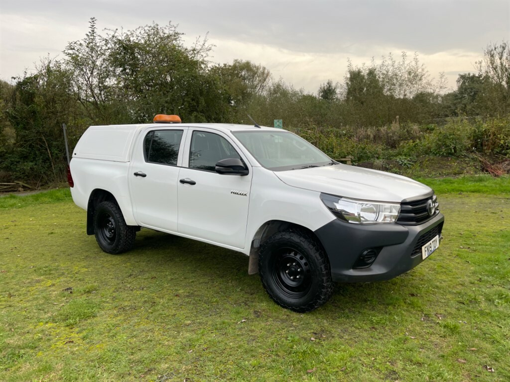 Compare Toyota HILUX Active 4Wd D-4d Dcb FN19TUY White