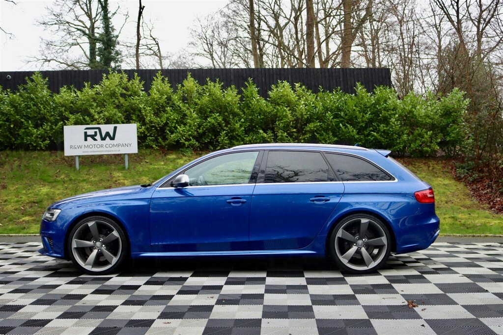 Compare Audi RS4 Avant 4.2 Fsi V8 S Tronic Quattro Euro 5 L33XLT Blue