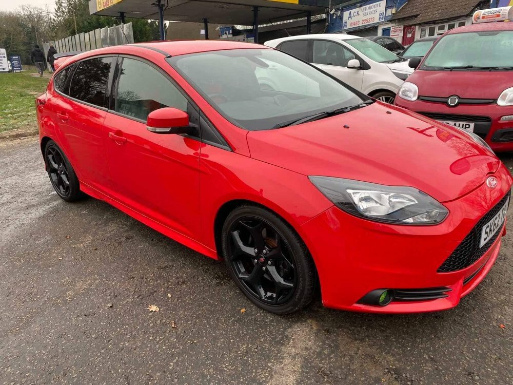 Compare Ford Focus 2.0T Ecoboost St-2 Euro 5 Ss SK62TOJ Red