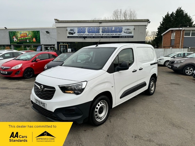 Compare Vauxhall Combo L1h1 2300 Edition Ss DT19PXE White
