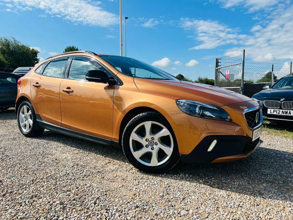 Compare Volvo V40 Cross Country D2 Cross Country Lux CU63OZN 