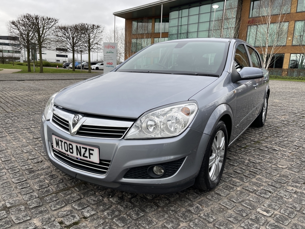Compare Vauxhall Astra 1.8 Elite 16V MT08NZF Silver