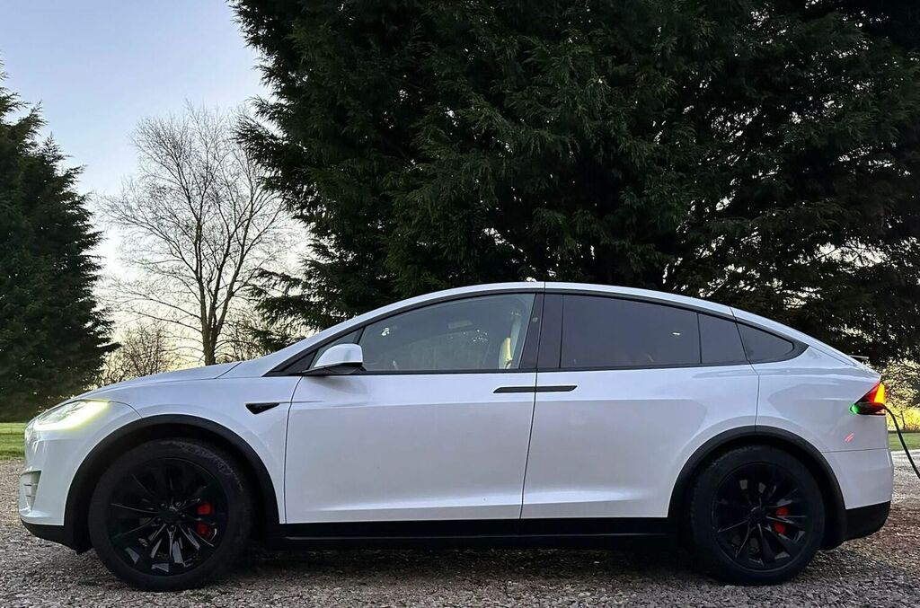 Compare Tesla Model X 4X4 75D Dual Motor Executive Edition 4Wde 5 KY19FLE White