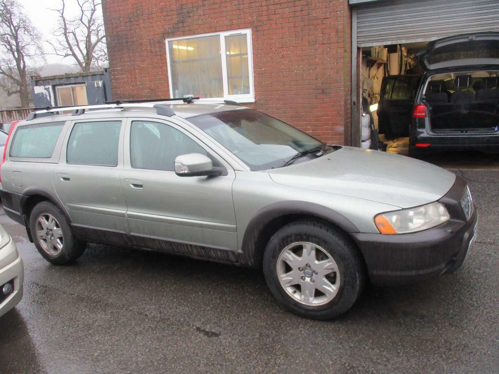 Compare Volvo XC70 2.4 D5 Se Geartronic Awd GV07ODR Green