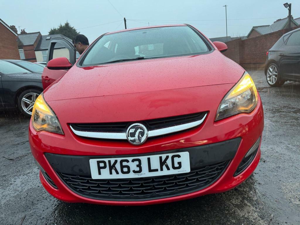 Vauxhall Astra 1.6 16V Exclusiv Euro 5 Red #1