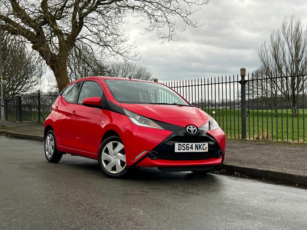 Compare Toyota Aygo 1.0 Vvt-i X-play 69 Bhp DS64NKC Red