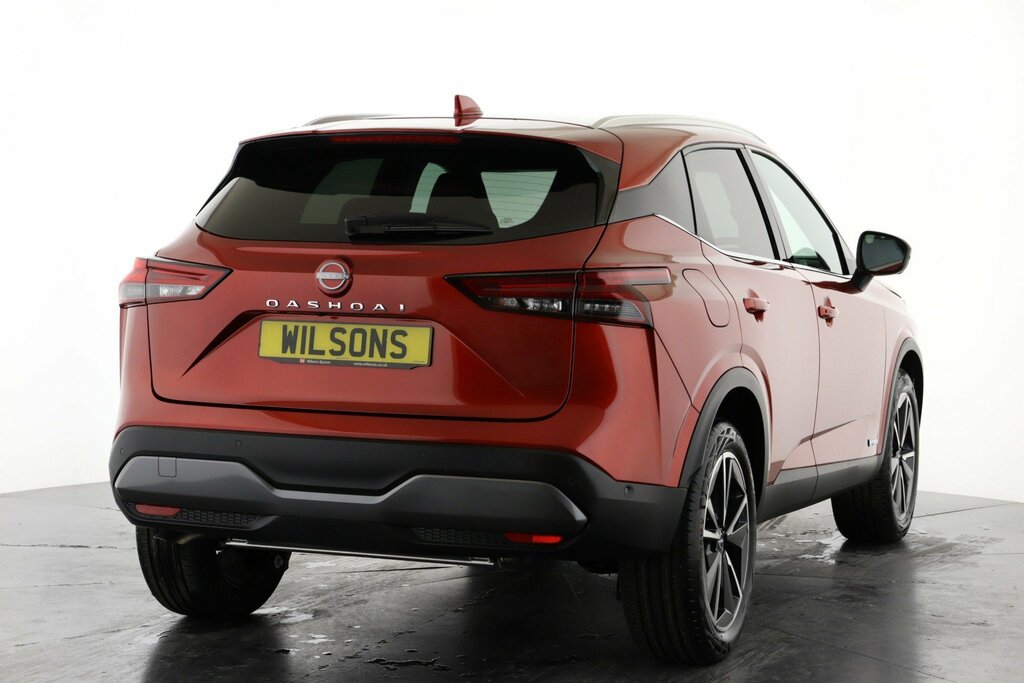 Compare Nissan Qashqai 1.3 Dig-t Mh LC73PUJ Red