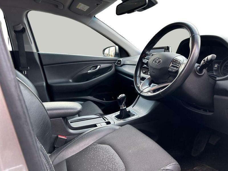 Compare Hyundai I30 1.4 T-gdi Premium Tourer Euro 6 Ss MV18FRC Beige