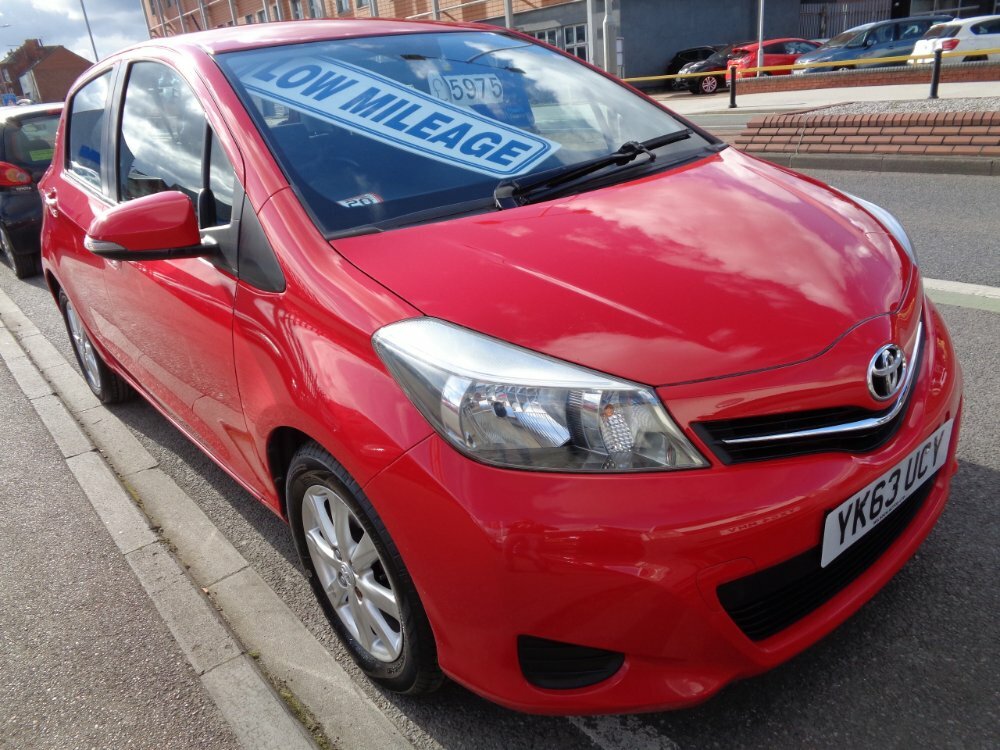 Compare Toyota Yaris Vvt-i Tr YK63UCY Red