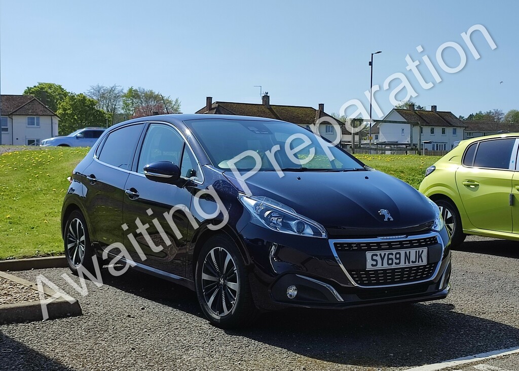 Compare Peugeot 208 1.5 Bluehdi Tech Edition 5 Speed SY69NJK Blue