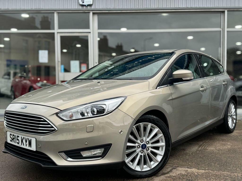 Compare Ford Focus 1.0T Ecoboost Titanium X Euro 6 Ss SR15KYW Silver