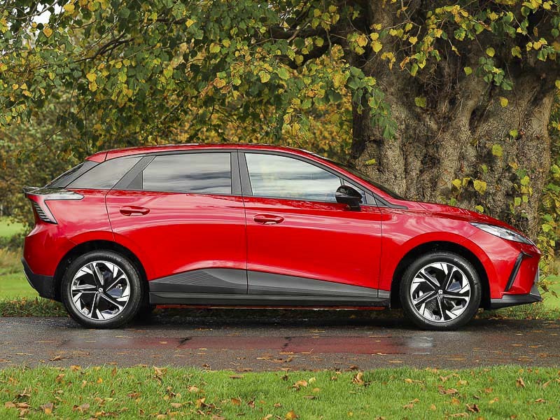 Compare MG MG4 125Kw Se Ev 51Kwh  Red