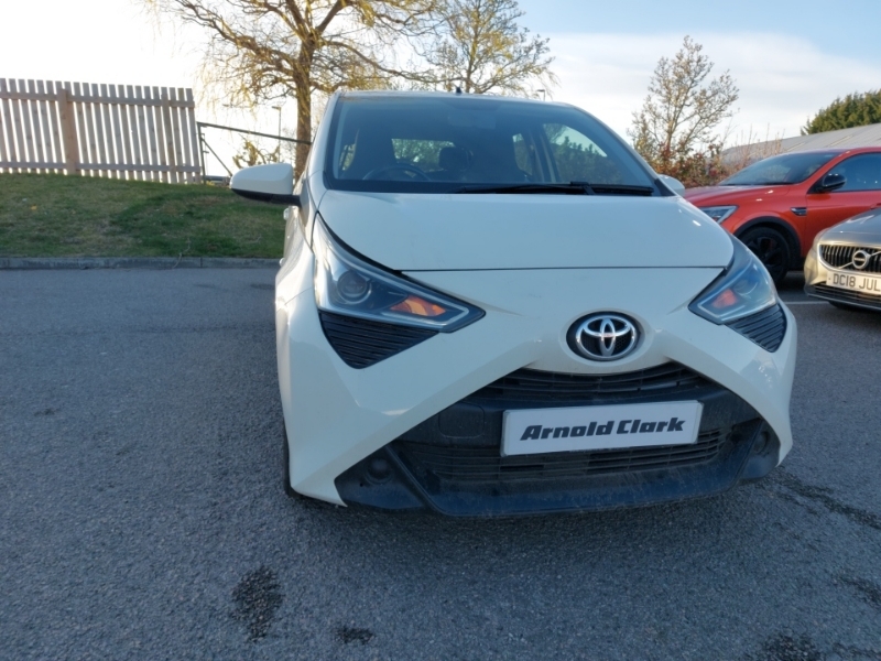 Compare Toyota Aygo 1.0 Vvt-i X-play FP20UGT White