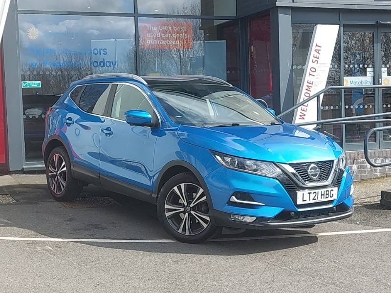 Compare Nissan Qashqai 1.3 Dig-t 160 157 N-connecta Dct Glass Roof LT21HBG Blue