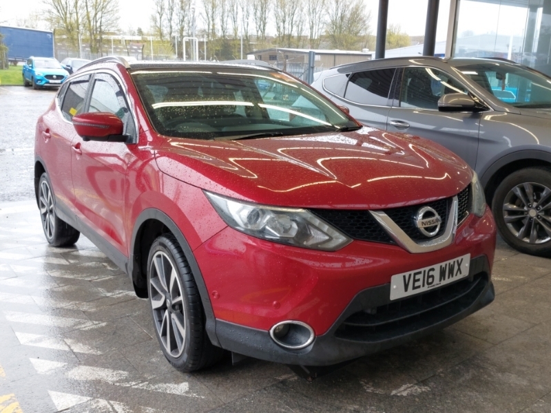 Compare Nissan Qashqai 1.6 Dci Tekna Non-panoramic 4Wd VE16WWX Red