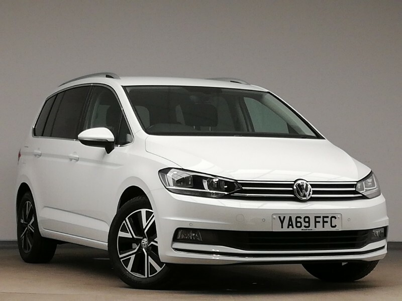 Compare Volkswagen Touran 1.5 Tsi Evo Sel YA69FFC White