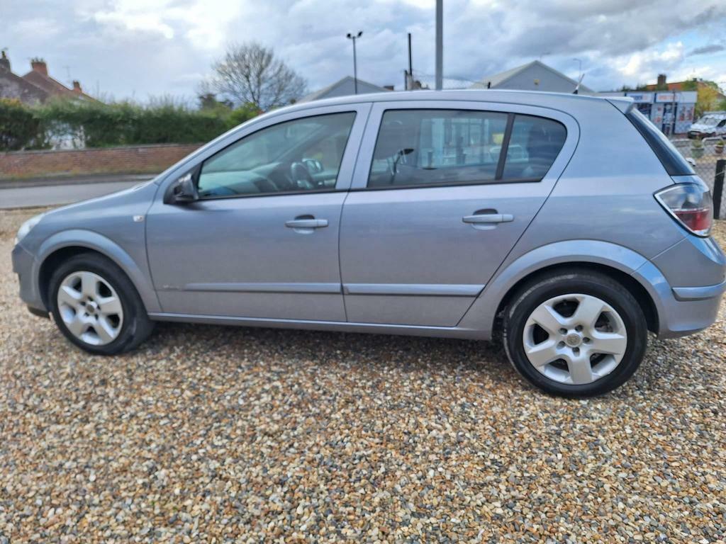 Compare Vauxhall Astra 1.4I 16V Breeze LL08OUX Silver