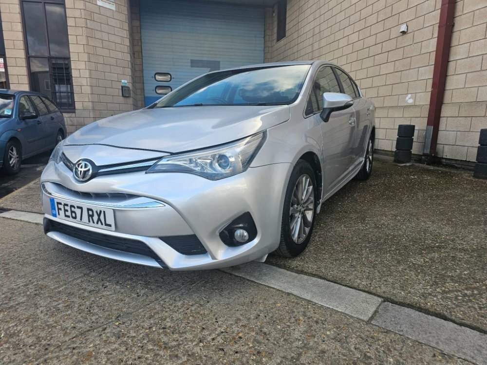 Toyota Avensis 2.0 D-4d Business Edition Euro 6 Ss Silver #1
