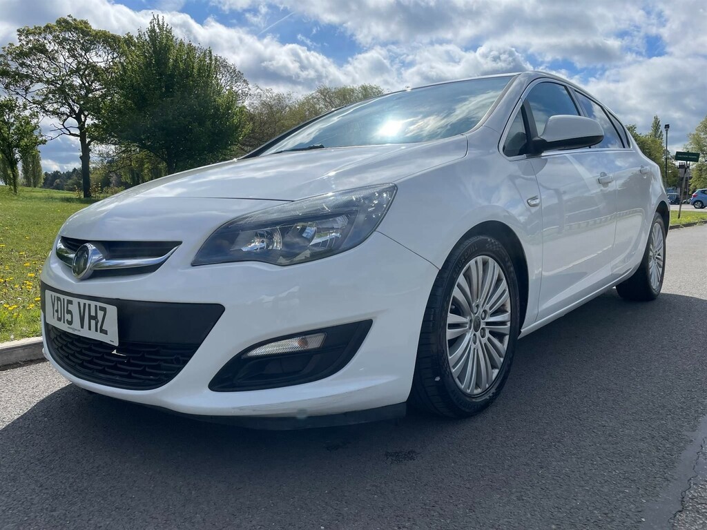 Compare Vauxhall Astra 1.4 16V Excite Euro 5 YD15VHZ White