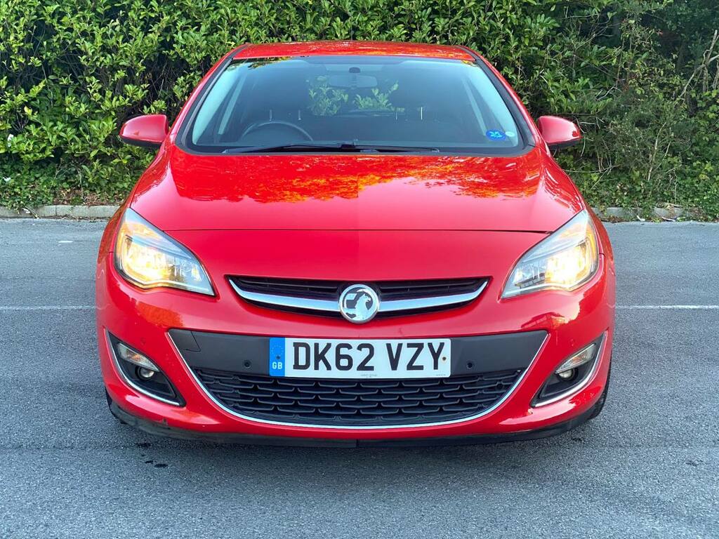 Compare Vauxhall Astra Astra Sri DK62VZY Red