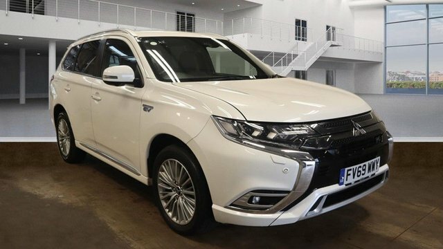 Compare Mitsubishi Outlander 2.4 Phev Exceed Safety 222 Bhp FV69WWY White