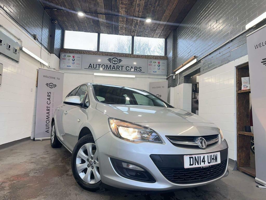 Compare Vauxhall Astra 1.6 16V Design Euro 5 DN14UHW Silver