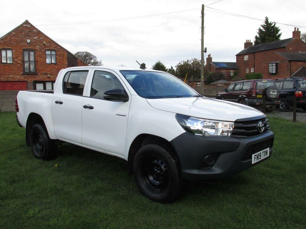 Toyota HILUX Active 4X4 White #1