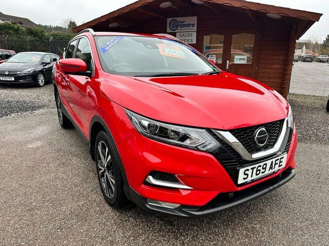 Compare Nissan Qashqai 1.3 Dig-t N-connecta 140 Bhp ST69AFE Red
