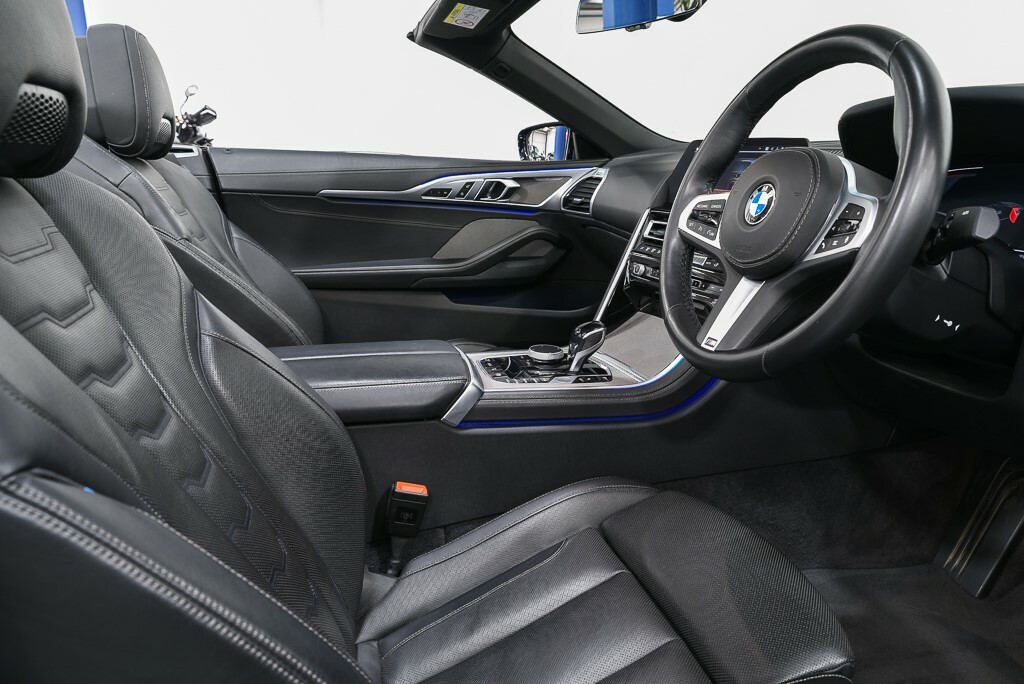 Compare BMW 8 Series 3.0L 3.0 Convertible Steptronic Euro 6 BK20MXW Blue