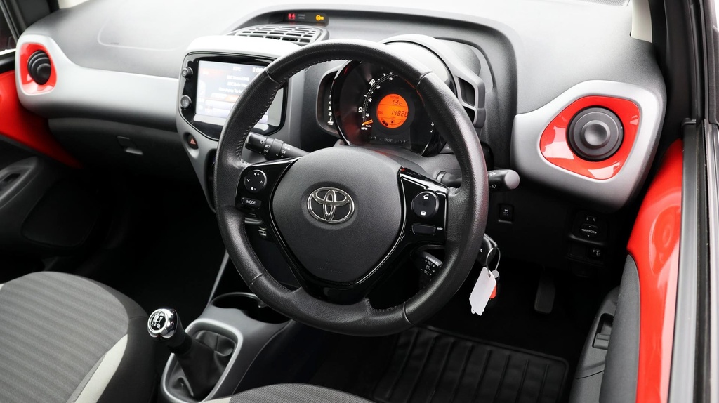 Compare Toyota Aygo X X-play LR20VXH Red
