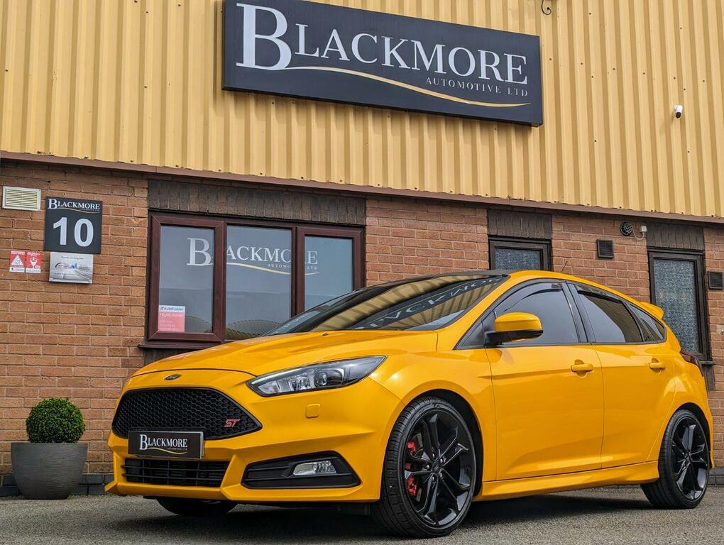 Compare Ford Focus Hatchback BN66WZP Yellow