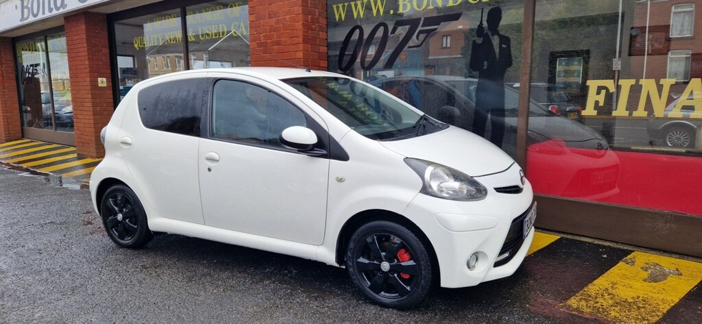 Compare Toyota Aygo 1.0 Vvt-i Fire Ac Free Road Tax65 Mpglow YY62NWW White