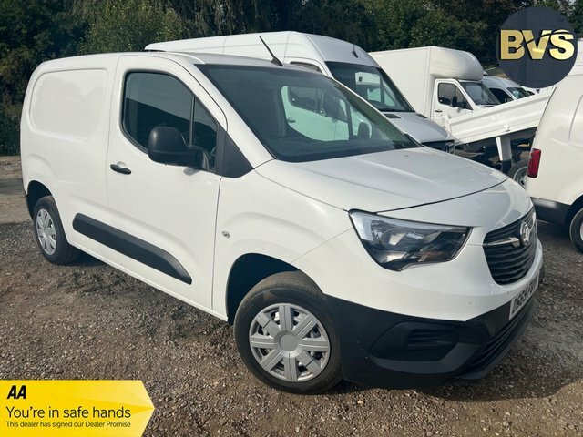 Compare Vauxhall Combo 2019 1.5 L1h1 2000 Edition 76 Bhp DS69FUY White