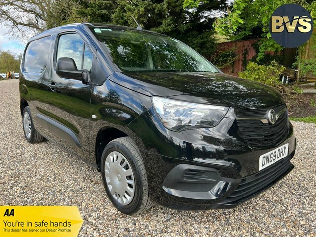 Compare Vauxhall Combo 2019 1.5 L1h1 2000 Sportive Ss 76 Bhp DN69DHX Black