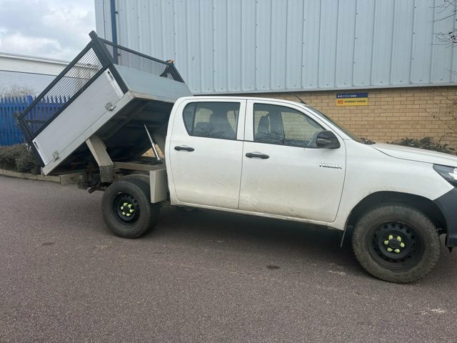 Compare Toyota HILUX 2018 2.4 Active 4Wd D-4d Dcb 148 Bhp FN68TXD White