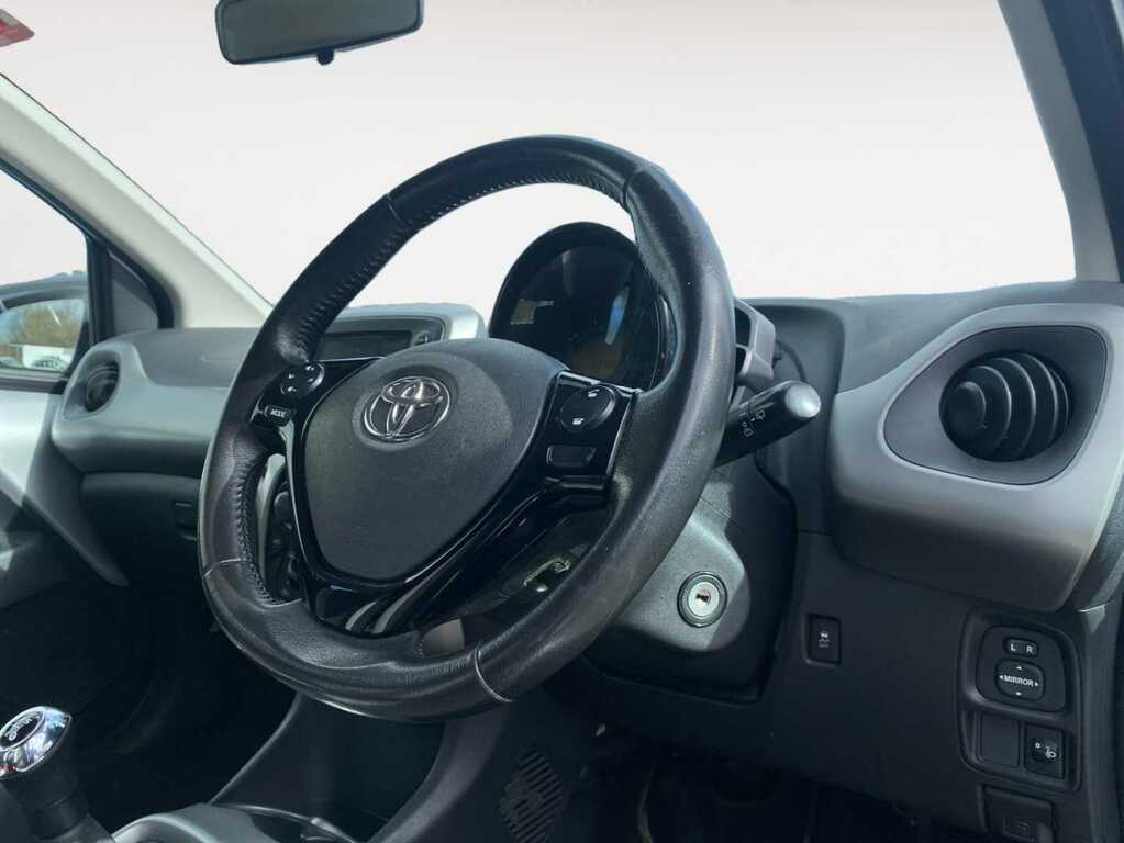Compare Toyota Aygo Vvt-i X-play FE17MXA Silver
