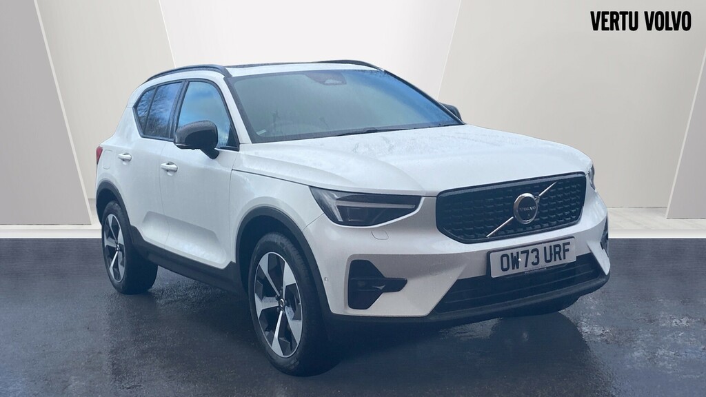 Compare Volvo XC40 Ultimate OW73URF White