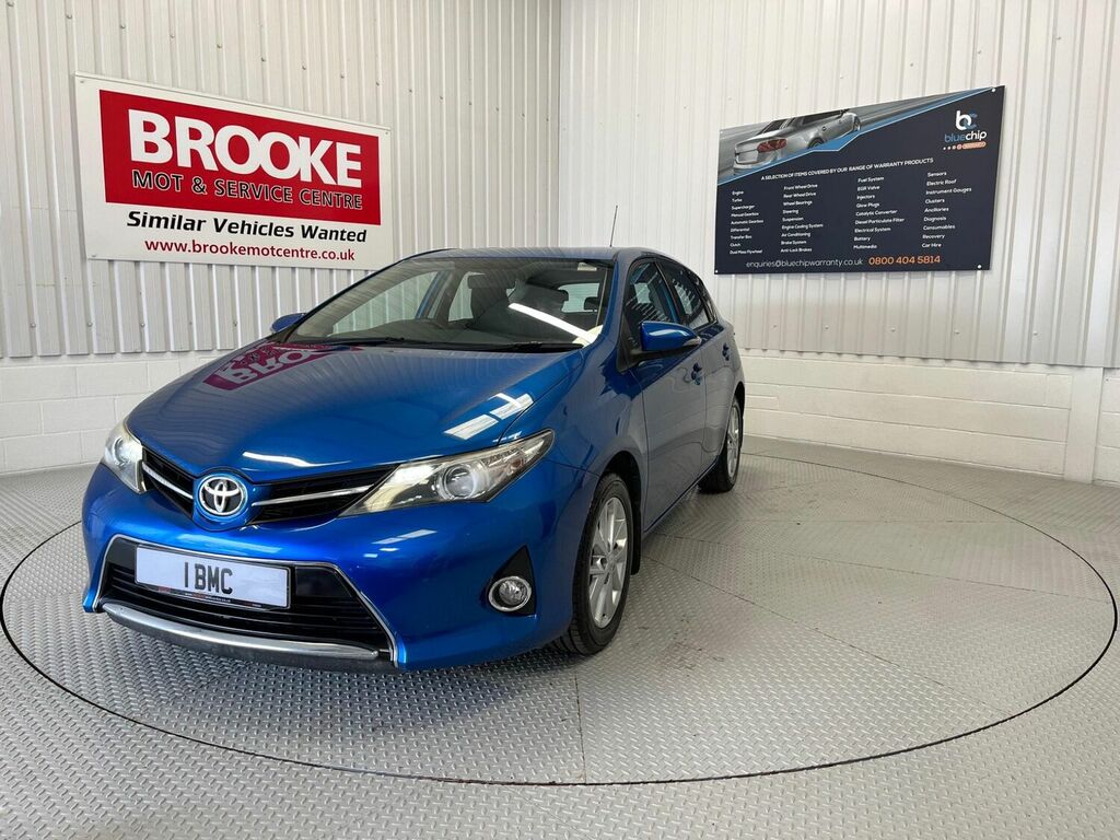 Compare Toyota Auris Hatchback 1.6 V-matic Icon Euro 5 201362 CP62OUO Blue