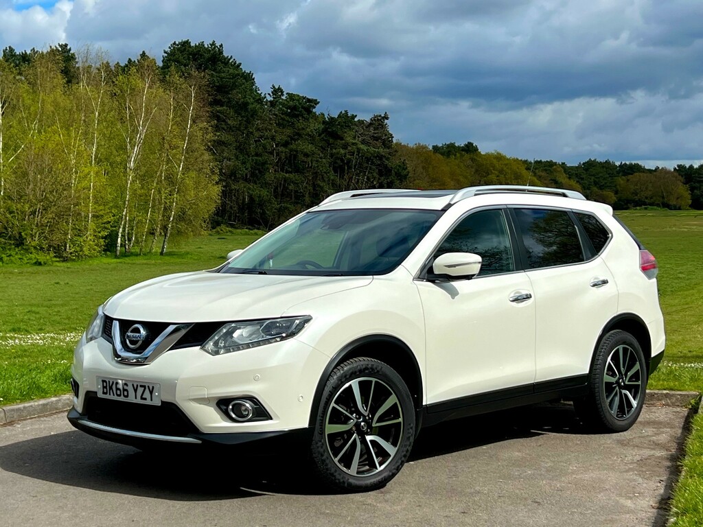 Compare Nissan X-Trail 2016 66 Dig-t BK66YZY 